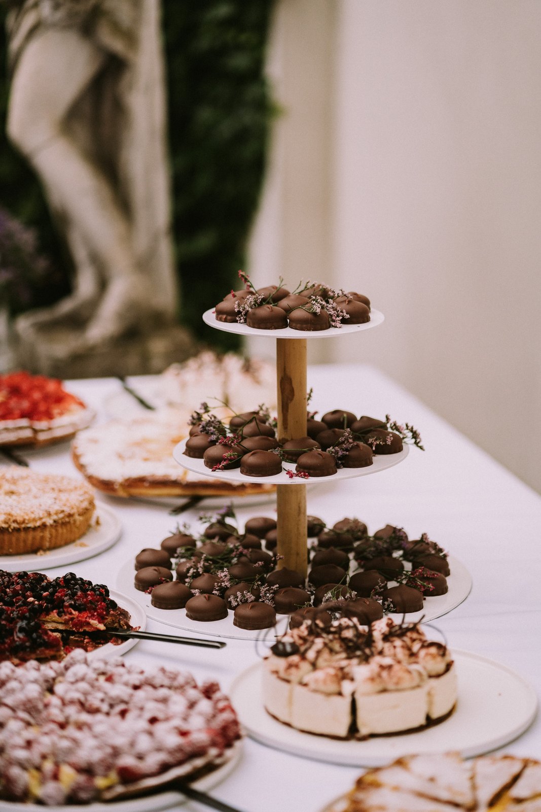 Dessertbuffet met huisgemaakte taarten en chocolade lekkernijen op een feest