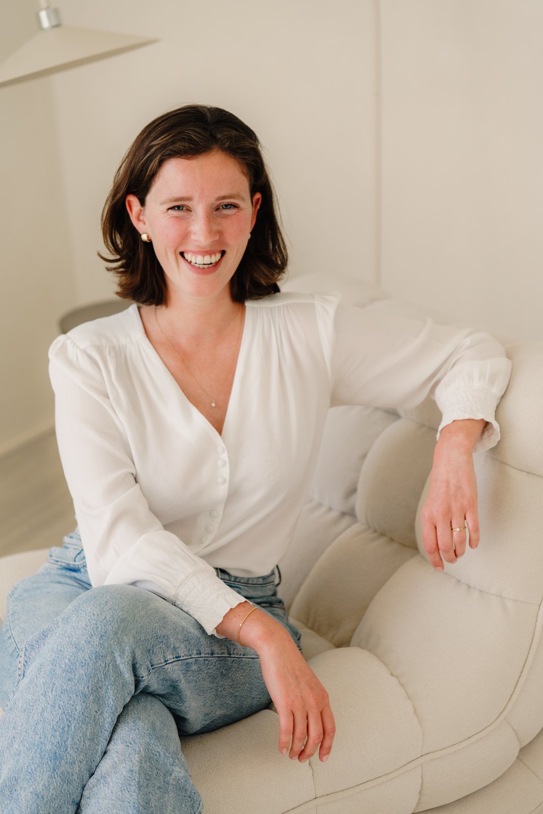 Jolien lacht, zittend in de zetel, klaar voor een kennismakingsgesprek