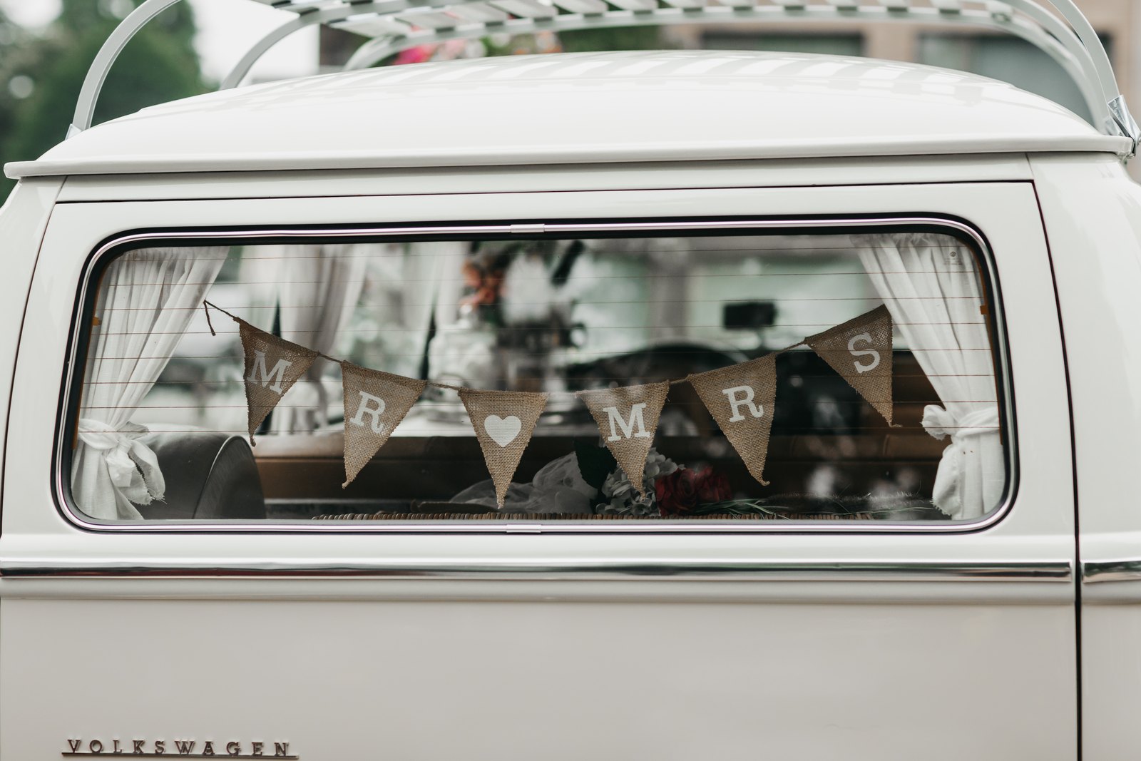 Versierde oldtimer met Mr & Mrs-slinger op het trouwfeest van Marijke en Robbert