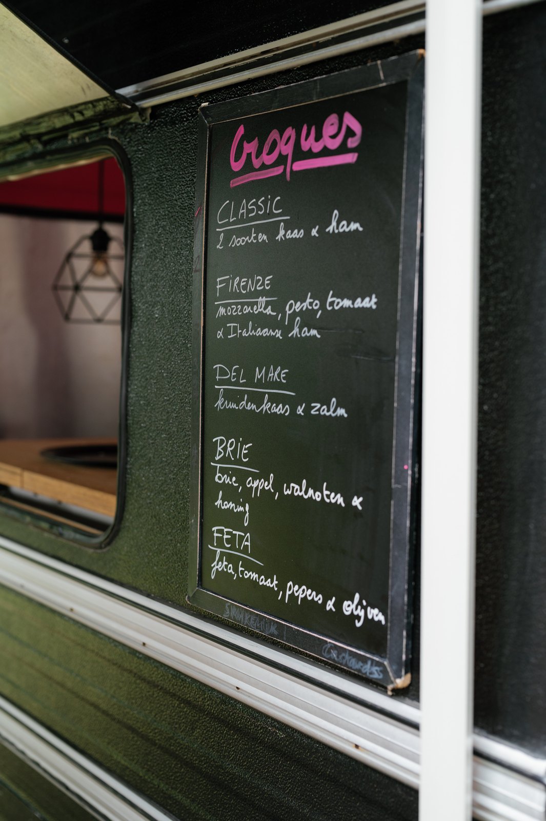 Menubord van de croquefoodtruck op het trouwfeest van Rani en Joren
