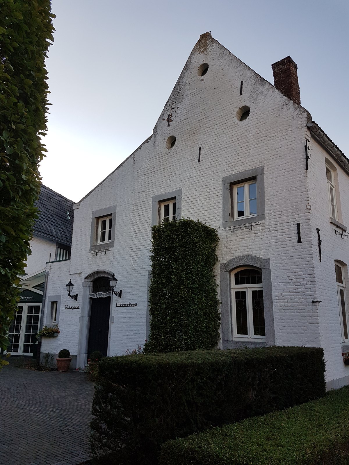 Het witgeschilderde Heerenhuys, feestlocatie van Tem en Tom