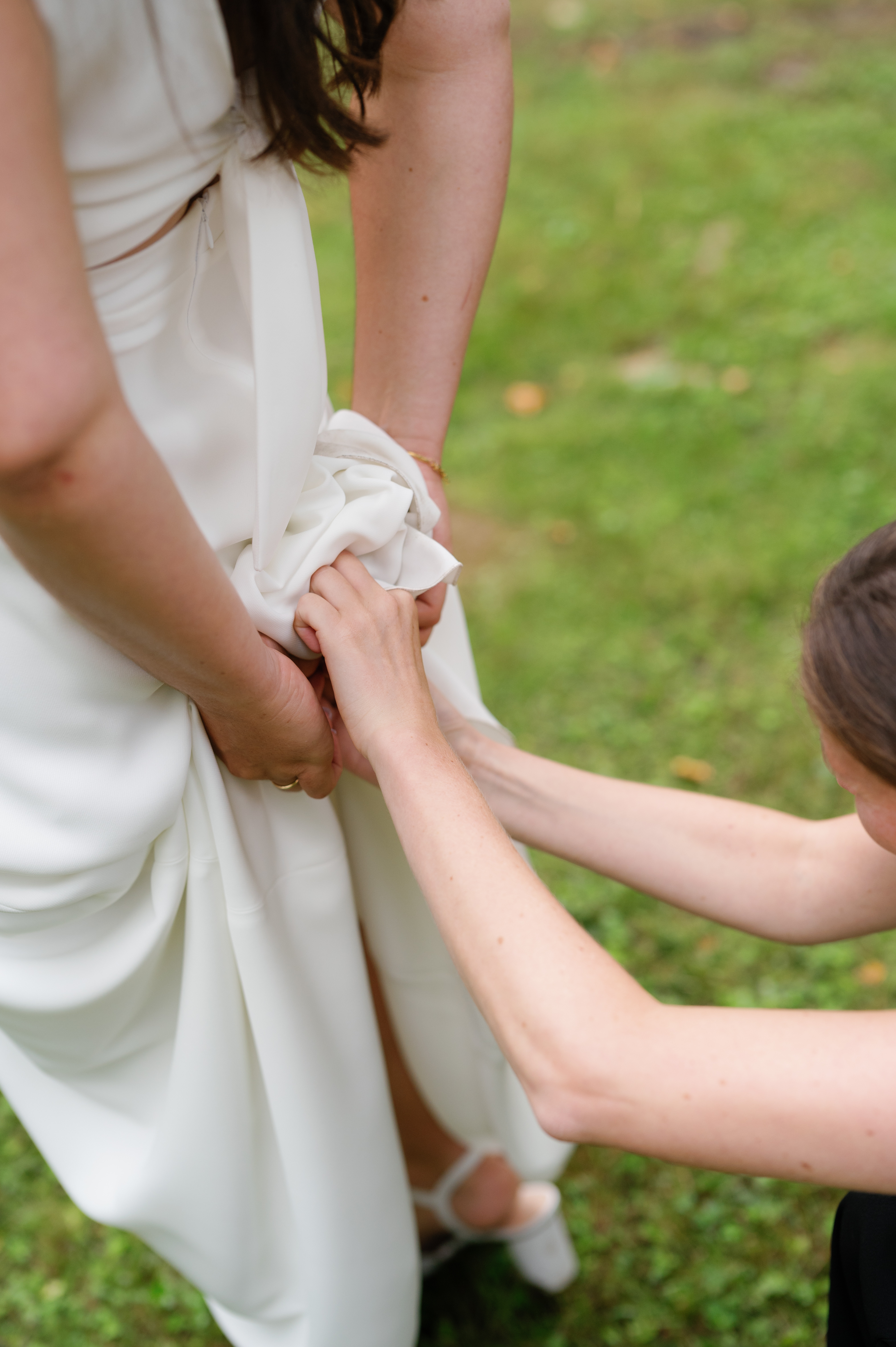 Jolien helpt tijdens het trouwfeest van Rani en Joren met het trouwkleed van Rani.