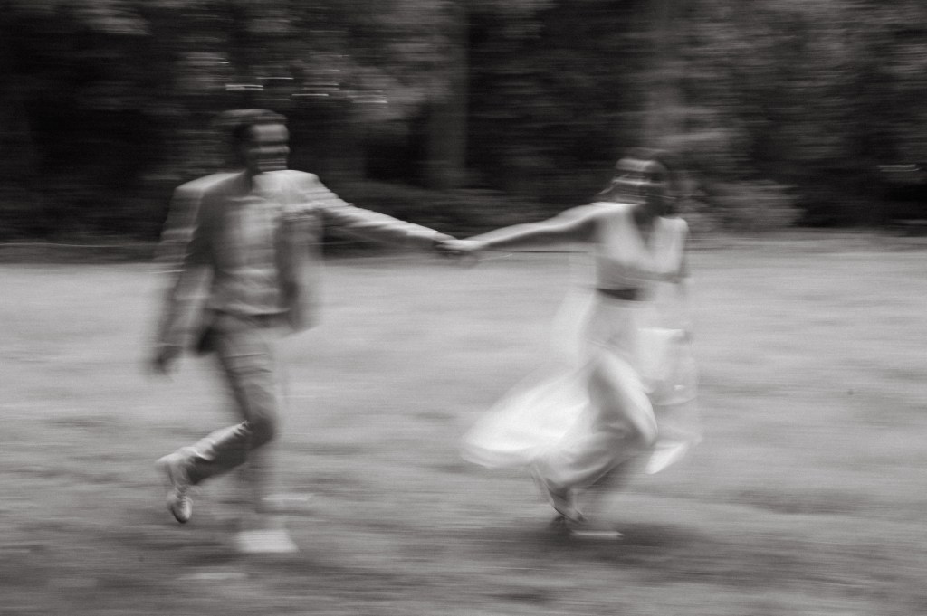 Een creatief genomen foto van een koppel dat hand in hand loopt.