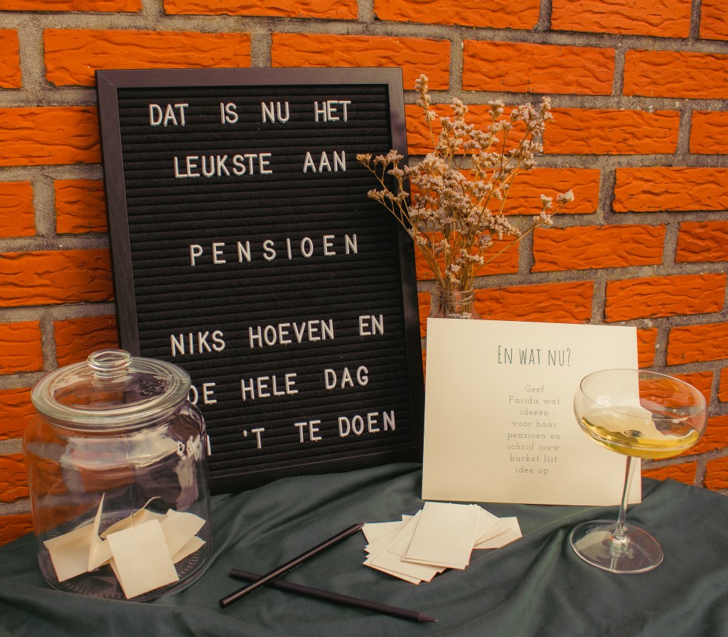 Een leuke interactieve manier om tijdens een pensioenfeest een gastenboek te leggen. 